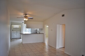 508 SE 7th St, Unit 107 in Cape Coral, FL - Building Photo - Building Photo