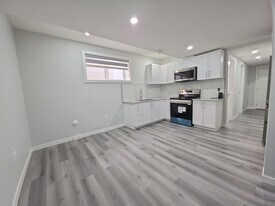 9910-9153 153 St NW in Edmonton, AB - Building Photo