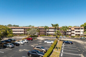 Sands Point Condominium in Tamarac, FL - Building Photo - Building Photo