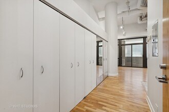 211 E Ohio St, Unit 317 in Chicago, IL - Foto de edificio - Building Photo