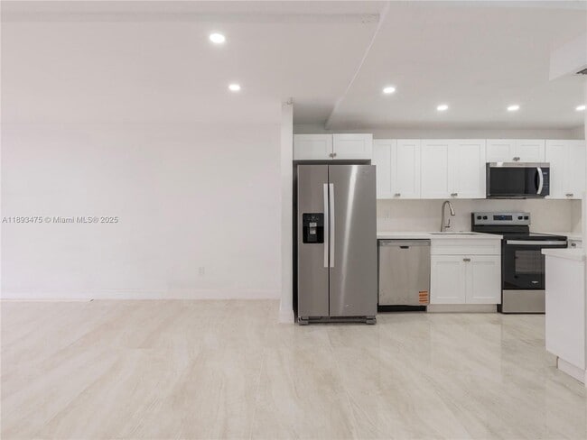 3195 Foxcroft Rd in Hollywood, FL - Building Photo - Building Photo