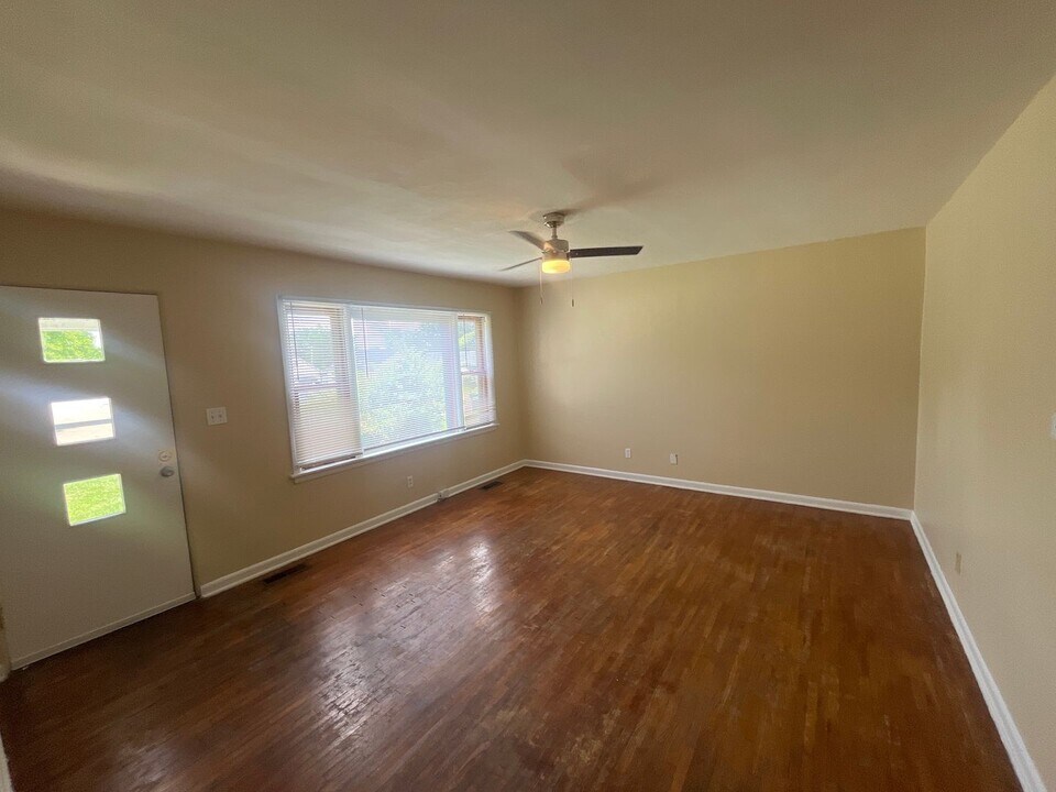1936 E Walnut St in Springfield, MO - Building Photo