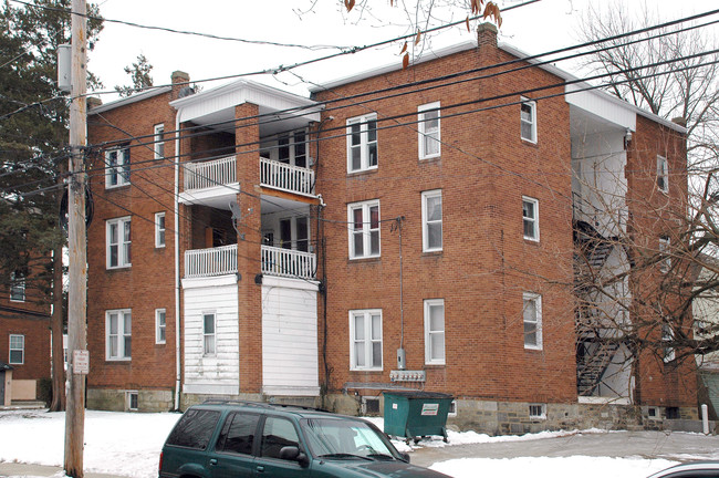 400 Sharon Ave in Sharon Hill, PA - Foto de edificio - Building Photo