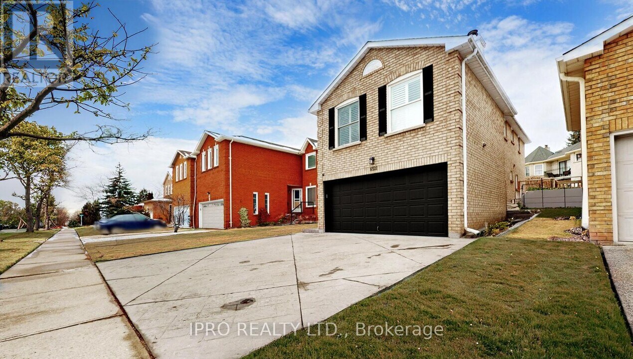 6521 Warbler Ln in Mississauga, ON - Building Photo