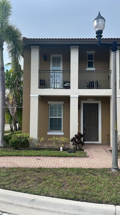 1130 SW 147th Ave in Pembroke Pines, FL - Foto de edificio