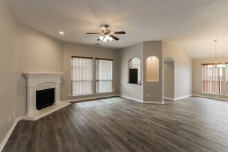 9221 Barbara Dr in Fort Worth, TX - Foto de edificio - Building Photo