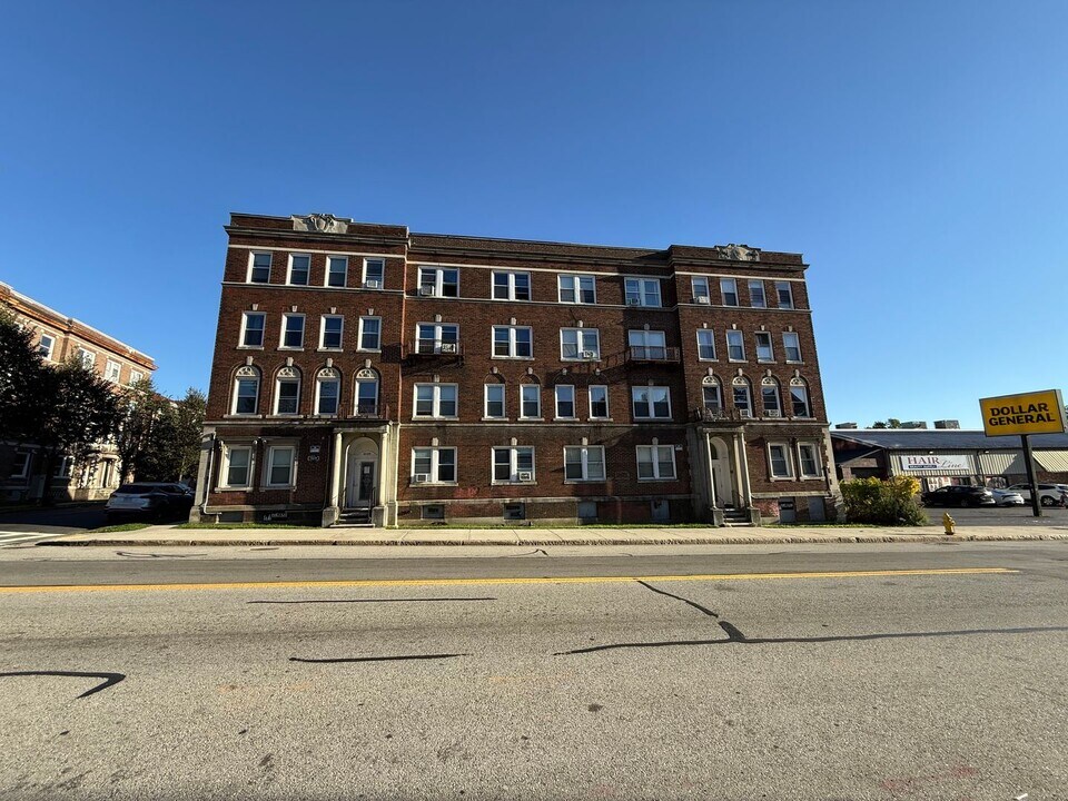 1041 Main St in Worcester, MA - Building Photo