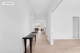 16 Magnolia Dr in Water Mill, NY - Building Photo - Building Photo