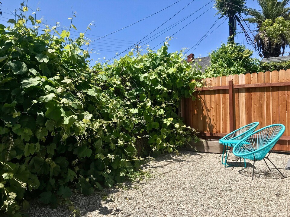1237 N Commonwealth Ave, Unit Casita Oasis in Los Angeles, CA - Building Photo