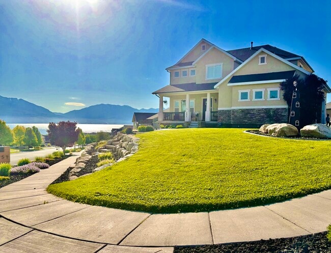 251 W Honeysuckle Dr in Saratoga Springs, UT - Building Photo - Building Photo