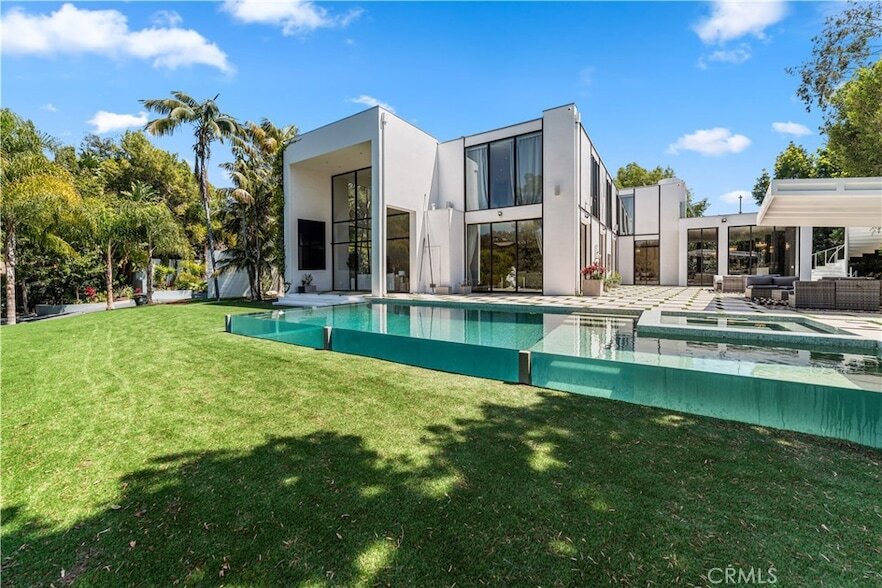 1024 Summit Dr, Unit 284-308 in Beverly Hills, CA - Building Photo