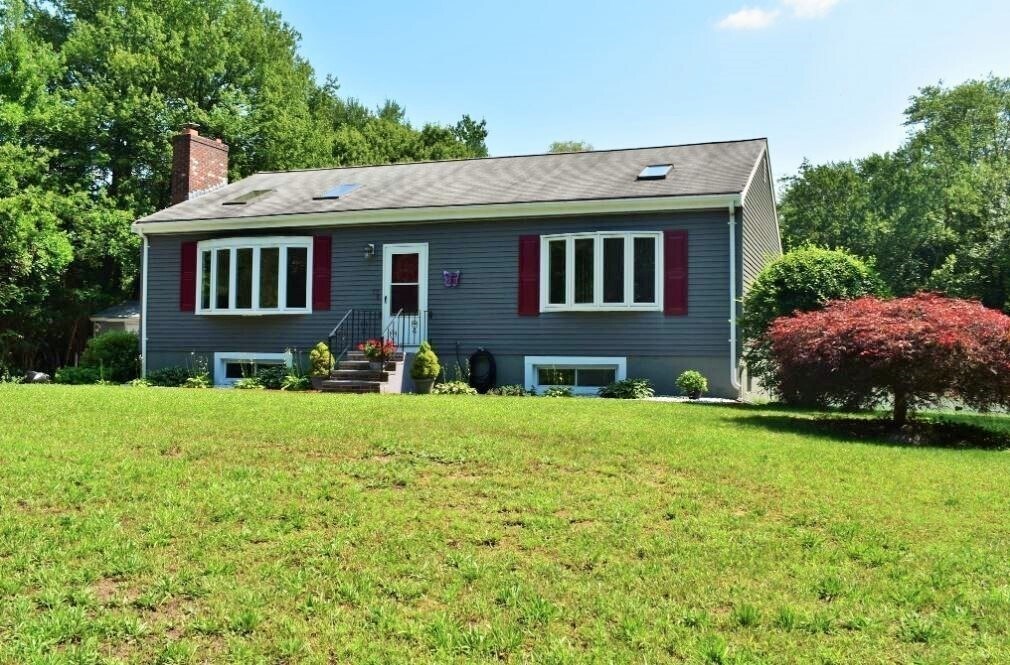 77 Pleasant St in West Bridgewater, MA - Building Photo