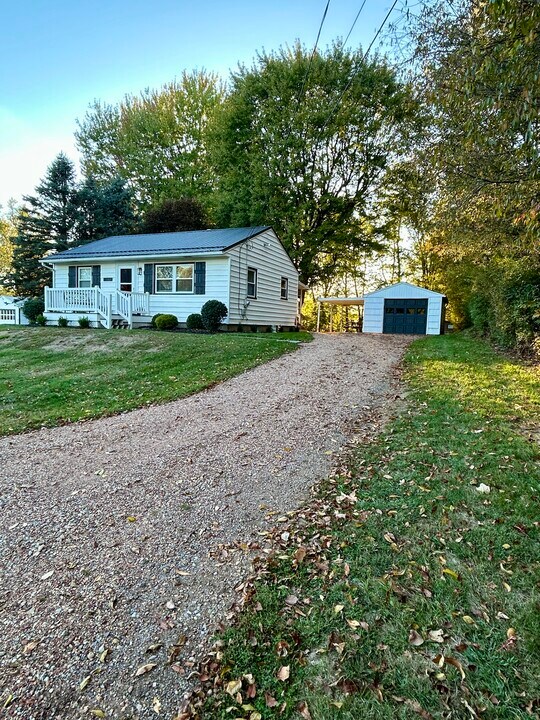 7907 Elmhurst Ave NW in North Canton, OH - Building Photo