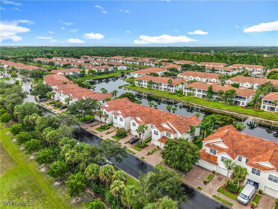 1176 Oxford Ln in Naples, FL - Building Photo