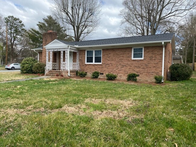 1612 Hawthorne Ln in Burlington, NC - Building Photo - Building Photo