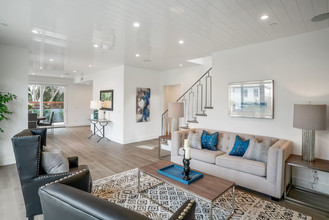 424 20th (424, 426, 428) in Manhattan Beach, CA - Building Photo - Interior Photo