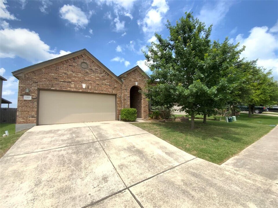 120 Carrington St in Hutto, TX - Building Photo