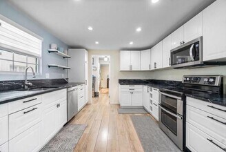 353 E Lakewood Rd in West Palm Beach, FL - Building Photo - Building Photo