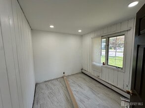 128 Homes Park Ave in Woodbridge Township, NJ - Building Photo - Building Photo