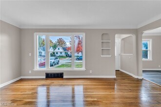 14705 Krems Ave in Maple Heights, OH - Building Photo - Building Photo