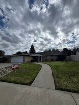 1009 W Laura Ave in Visalia, CA - Building Photo