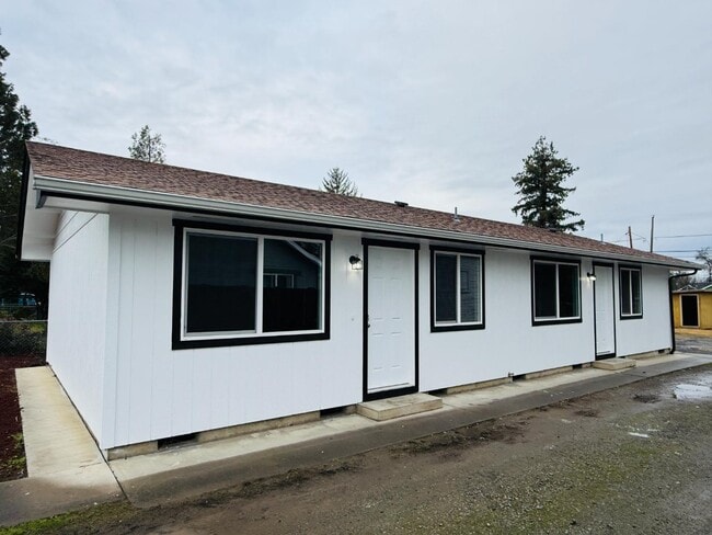 1028 W 11th St in Medford, OR - Building Photo - Building Photo