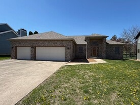 749 Christopher Dr in Forsyth, IL - Building Photo