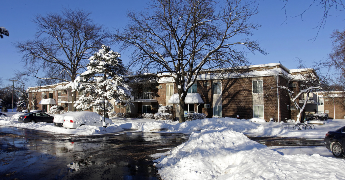 Millcreek Condominium in Buffalo Grove, IL - Building Photo