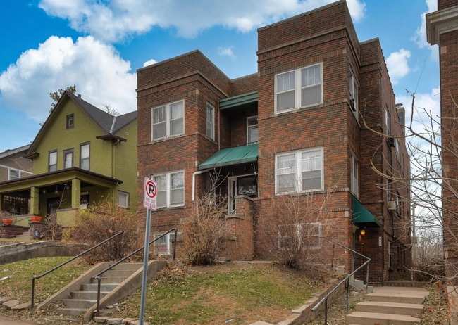 property at 610 S 32nd Ave