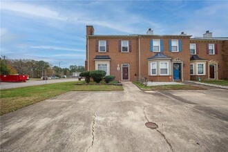 725 Mill Landing Rd in Chesapeake, VA - Foto de edificio - Building Photo