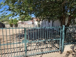 700 Iron Ave SW in Albuquerque, NM - Foto de edificio - Building Photo
