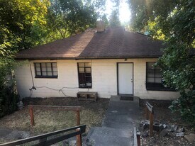 1070 NE B St in Pullman, WA - Building Photo