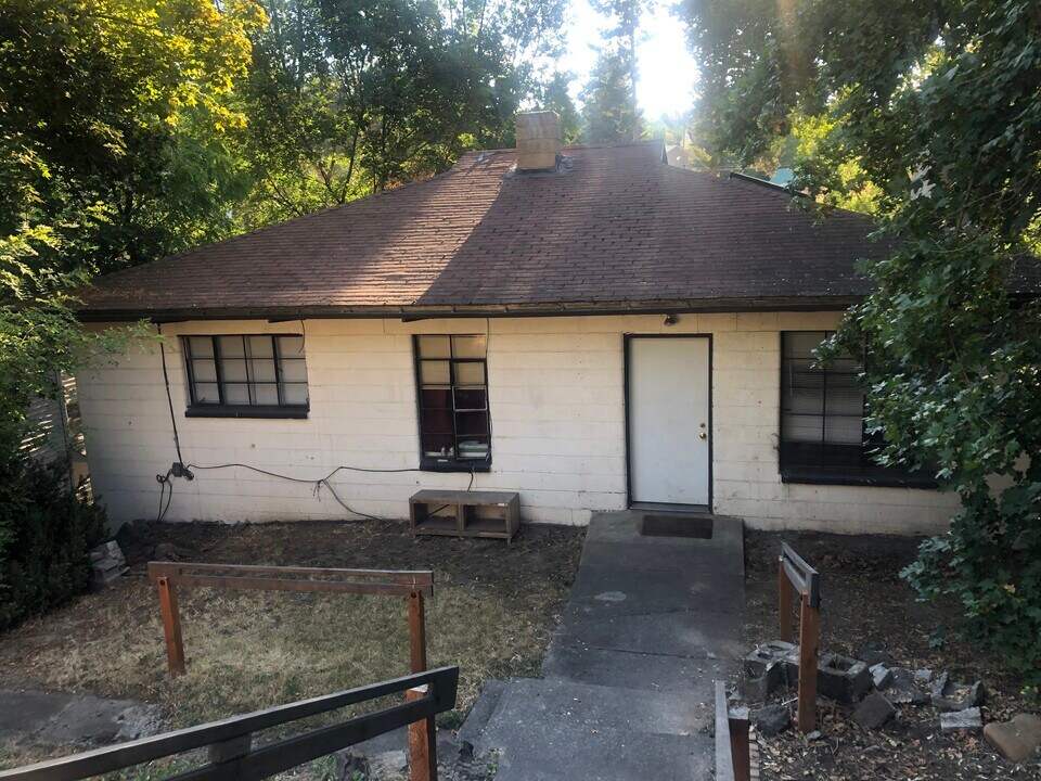 1070 NE B St in Pullman, WA - Foto de edificio