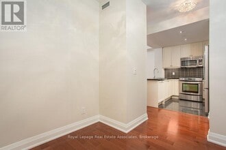 11 Bronte Rd in Oakville, ON - Building Photo - Building Photo