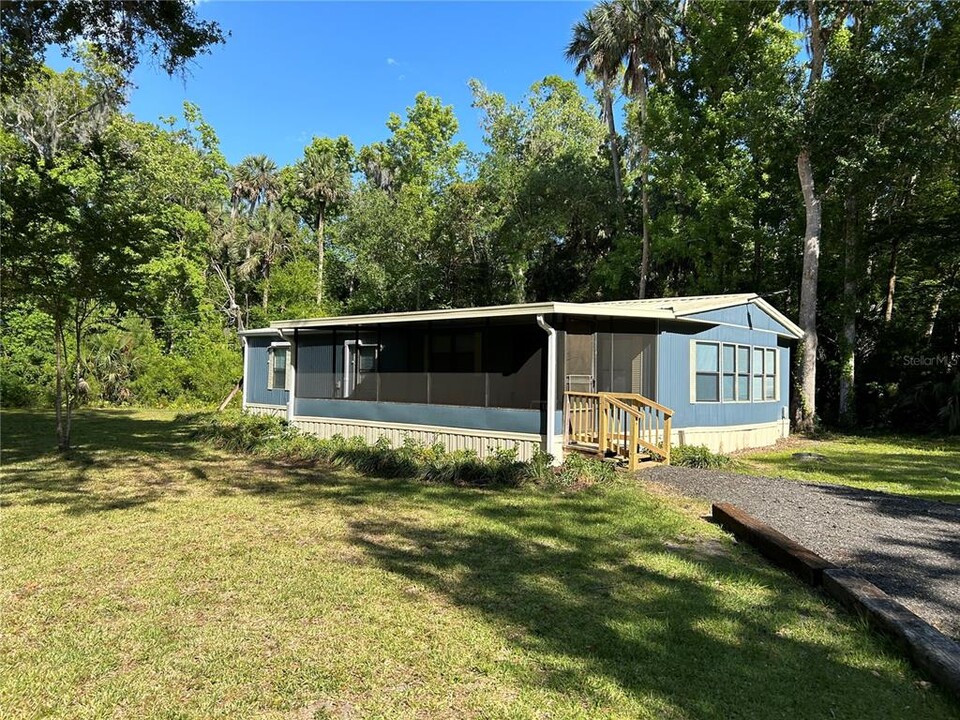 24322 River Rd in Astor, FL - Building Photo