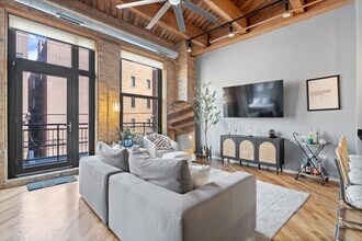 1040 W Adams St, Unit 217 in Chicago, IL - Foto de edificio - Building Photo