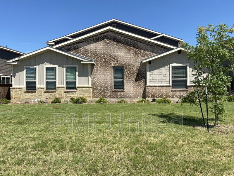 655 Harvest Moon Dr in Venus, TX - Building Photo