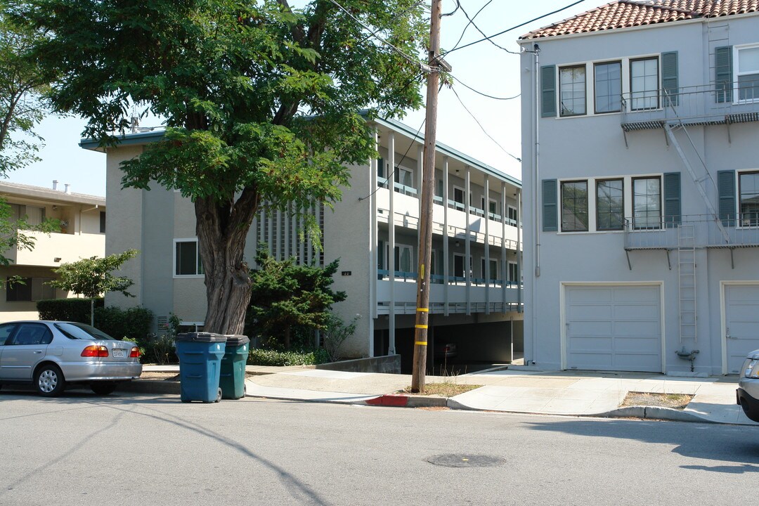 22 Highland Ave in Burlingame, CA - Foto de edificio