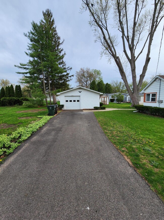 W1023 Golden Glow Rd in Genoa City, WI - Building Photo - Building Photo