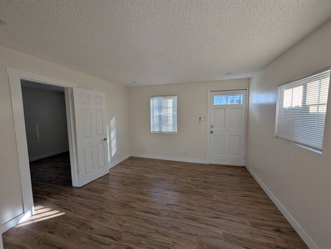 1849 E Poinsettia St, Unit 1849 1/2 in Long Beach, CA - Building Photo - Building Photo