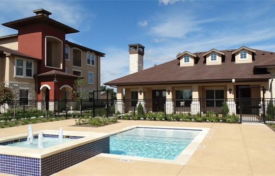 Highland Villas in Bryan, TX - Building Photo