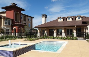 Highland Villas in Bryan, TX - Building Photo - Building Photo