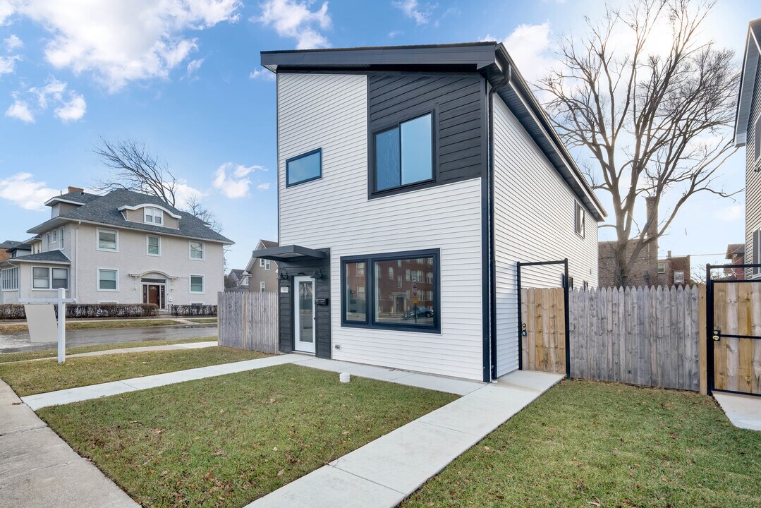 5901 W Erie St in Chicago, IL - Building Photo