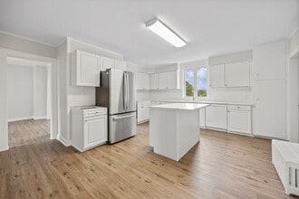 240 W Main St in Cheshire, CT - Foto de edificio - Building Photo