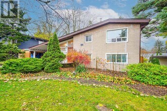 5 Cottonwood Dr in Toronto, ON - Building Photo - Building Photo