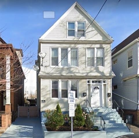 24 Eastern Pkwy in Jersey City, NJ - Building Photo