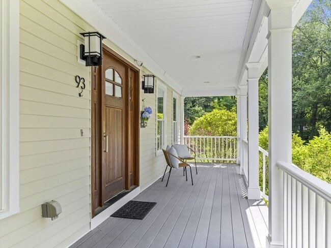 93 W Goulding St in Sherborn, MA - Foto de edificio - Building Photo