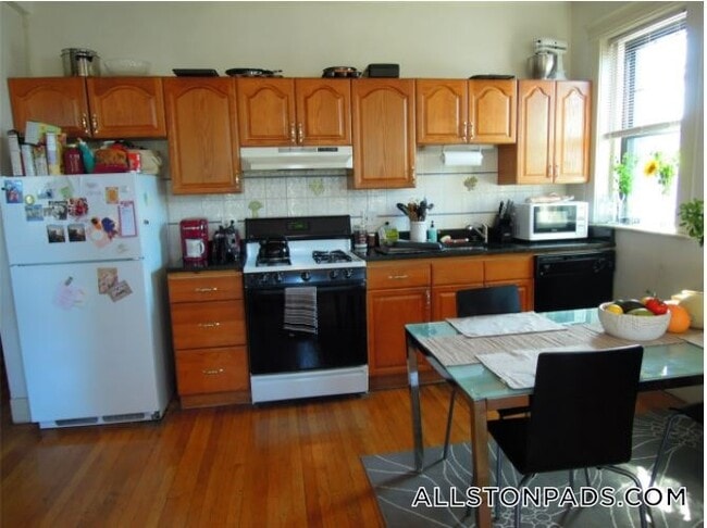 1412 Commonwealth Ave in Boston, MA - Building Photo - Building Photo