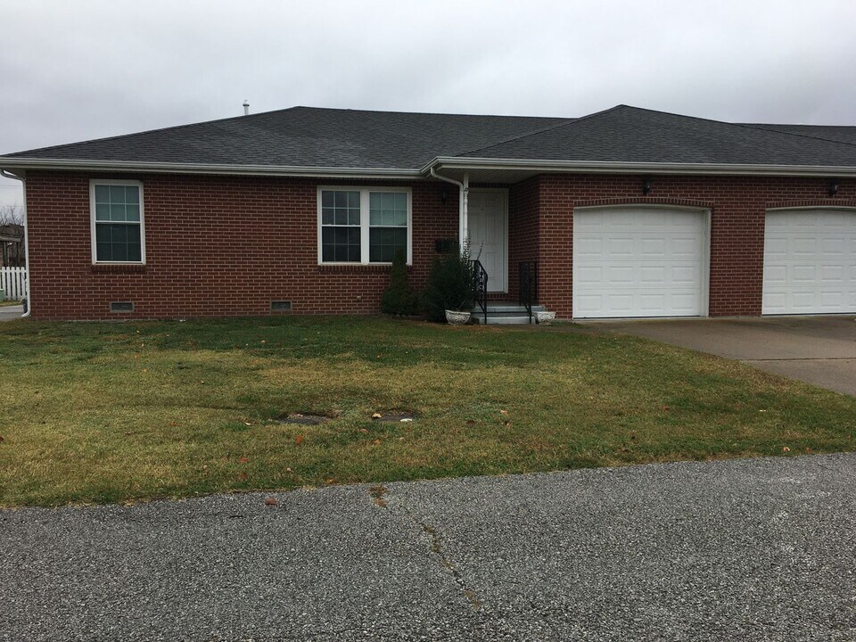 1910 Chris Ln-Unit -1910 Chris Lane in Joplin, MO - Building Photo