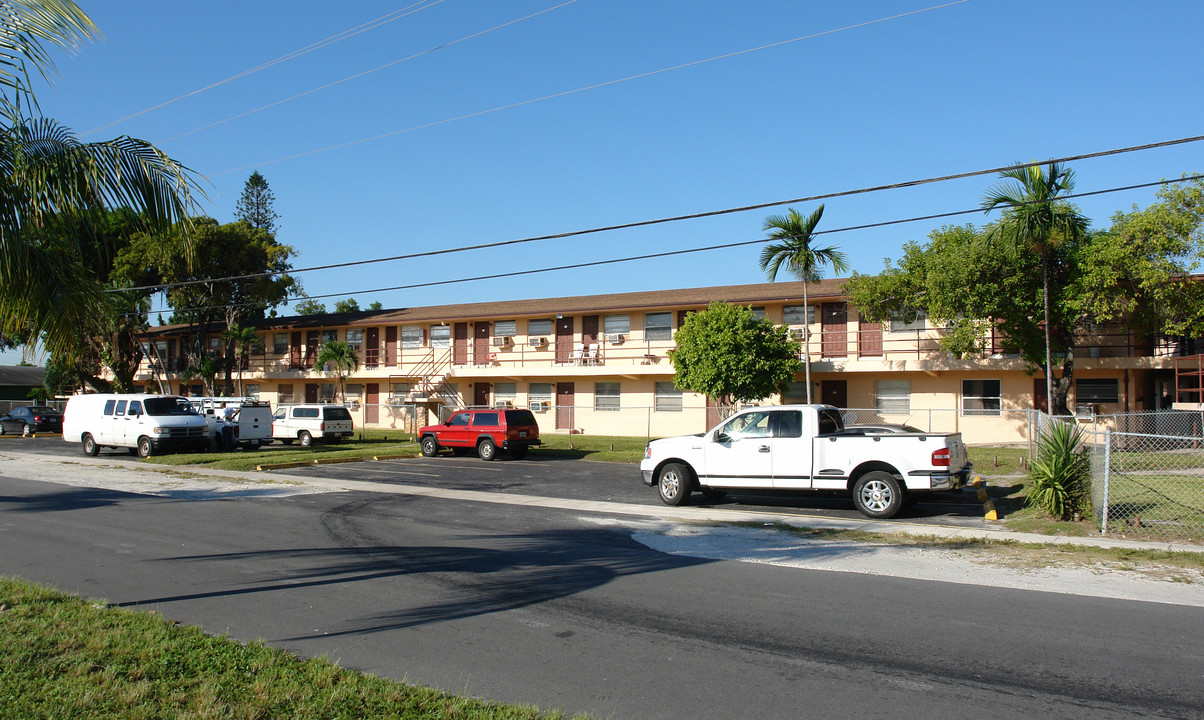 20 SW 4th Ave in Dania, FL - Building Photo